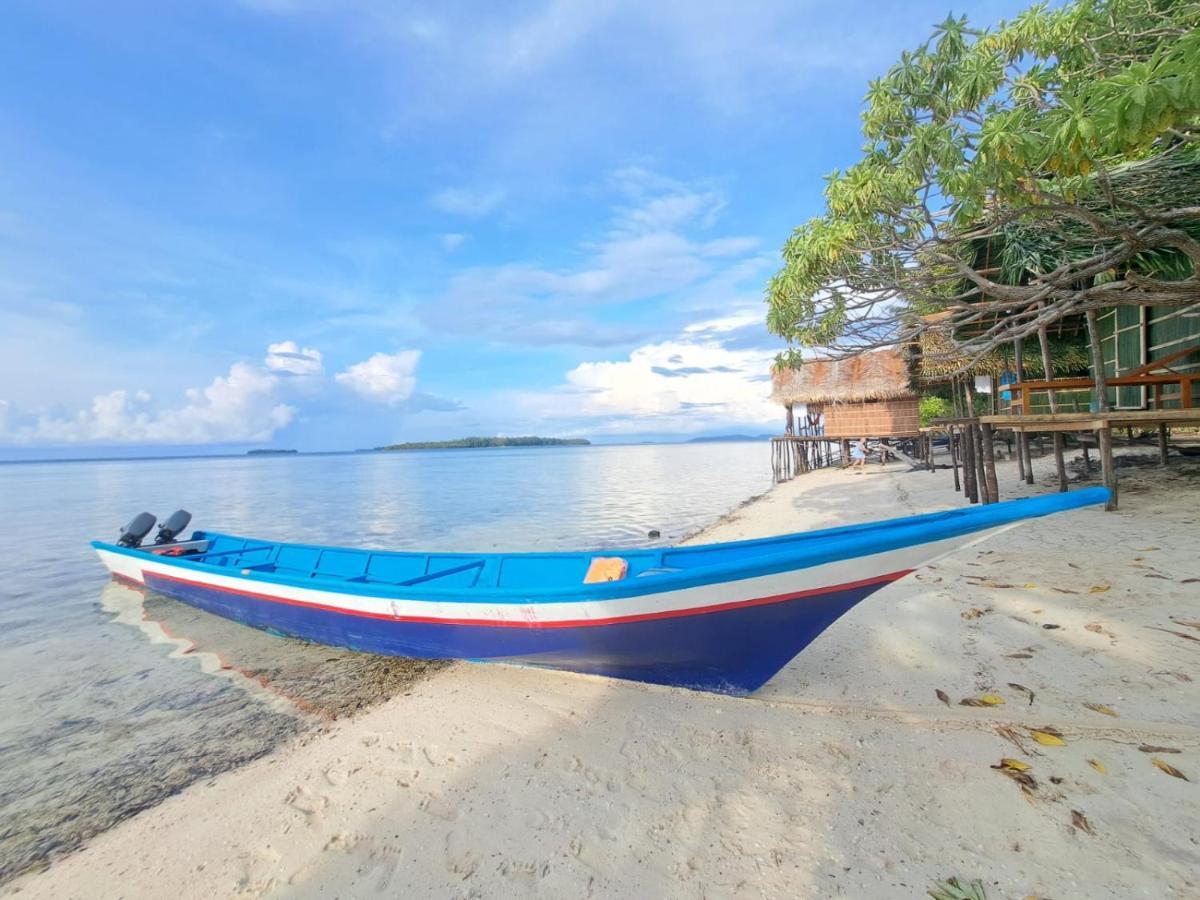 Coco Huts Guest House Waisai Экстерьер фото