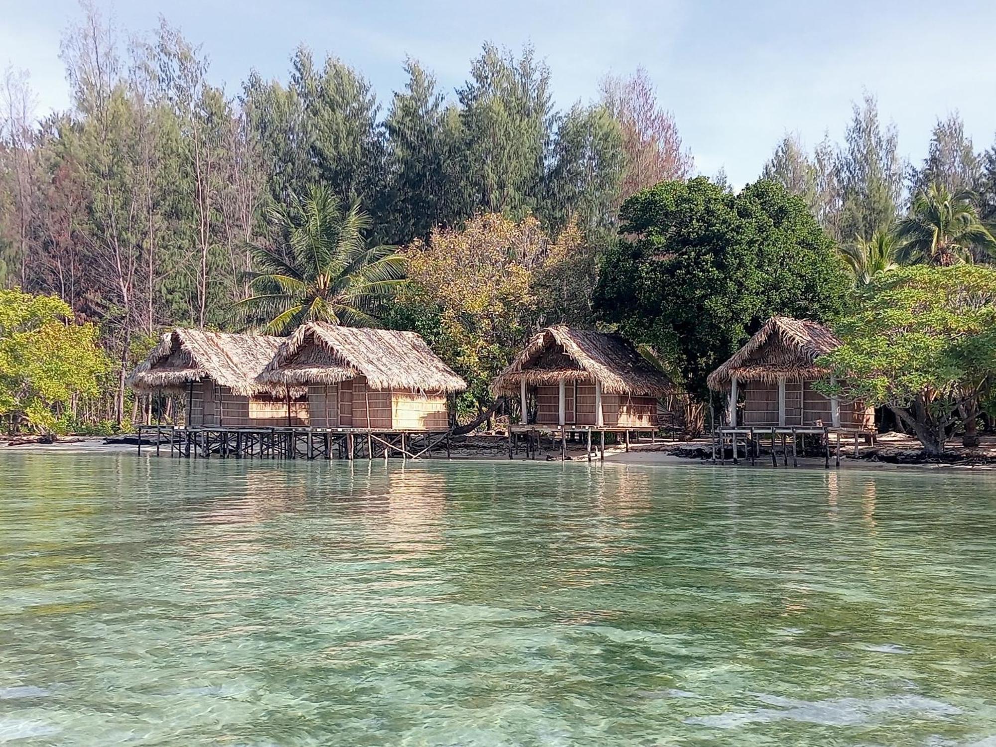 Coco Huts Guest House Waisai Экстерьер фото