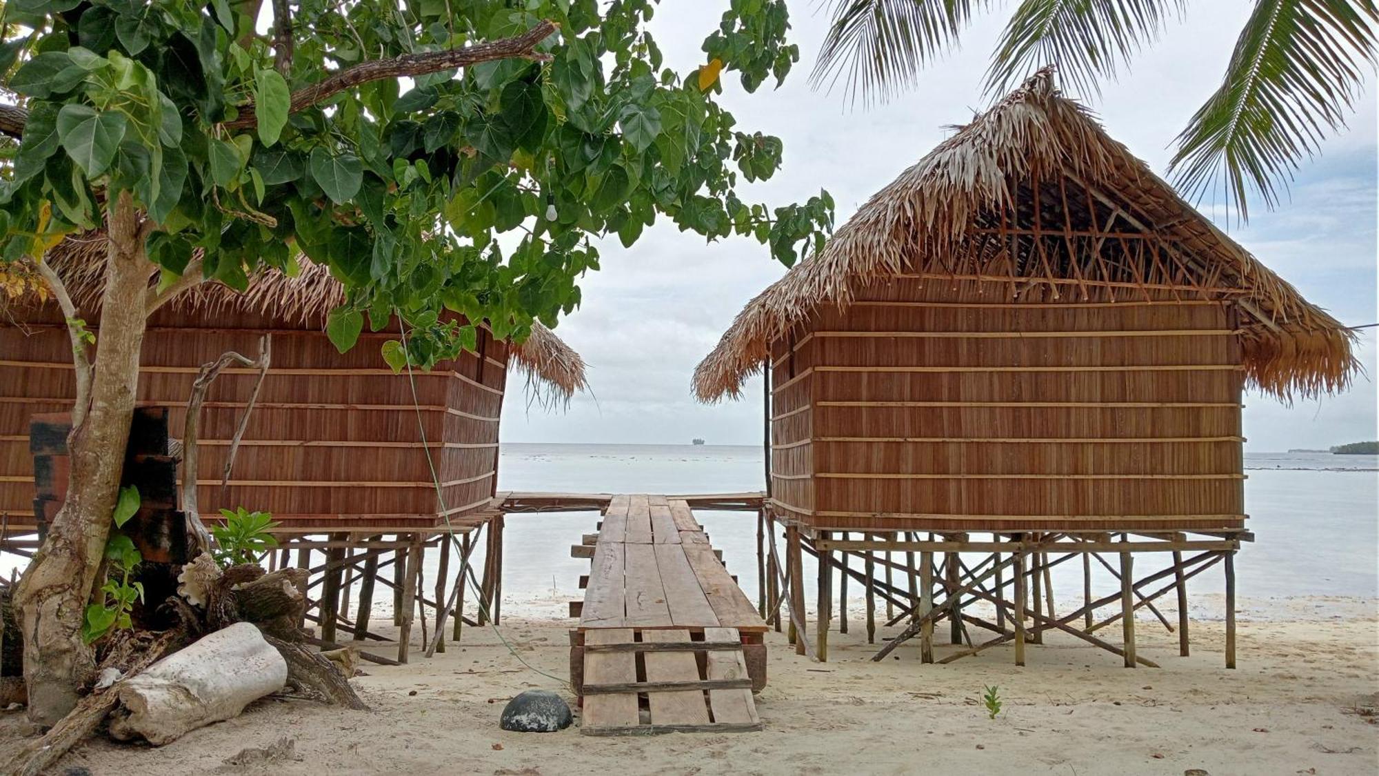 Coco Huts Guest House Waisai Экстерьер фото