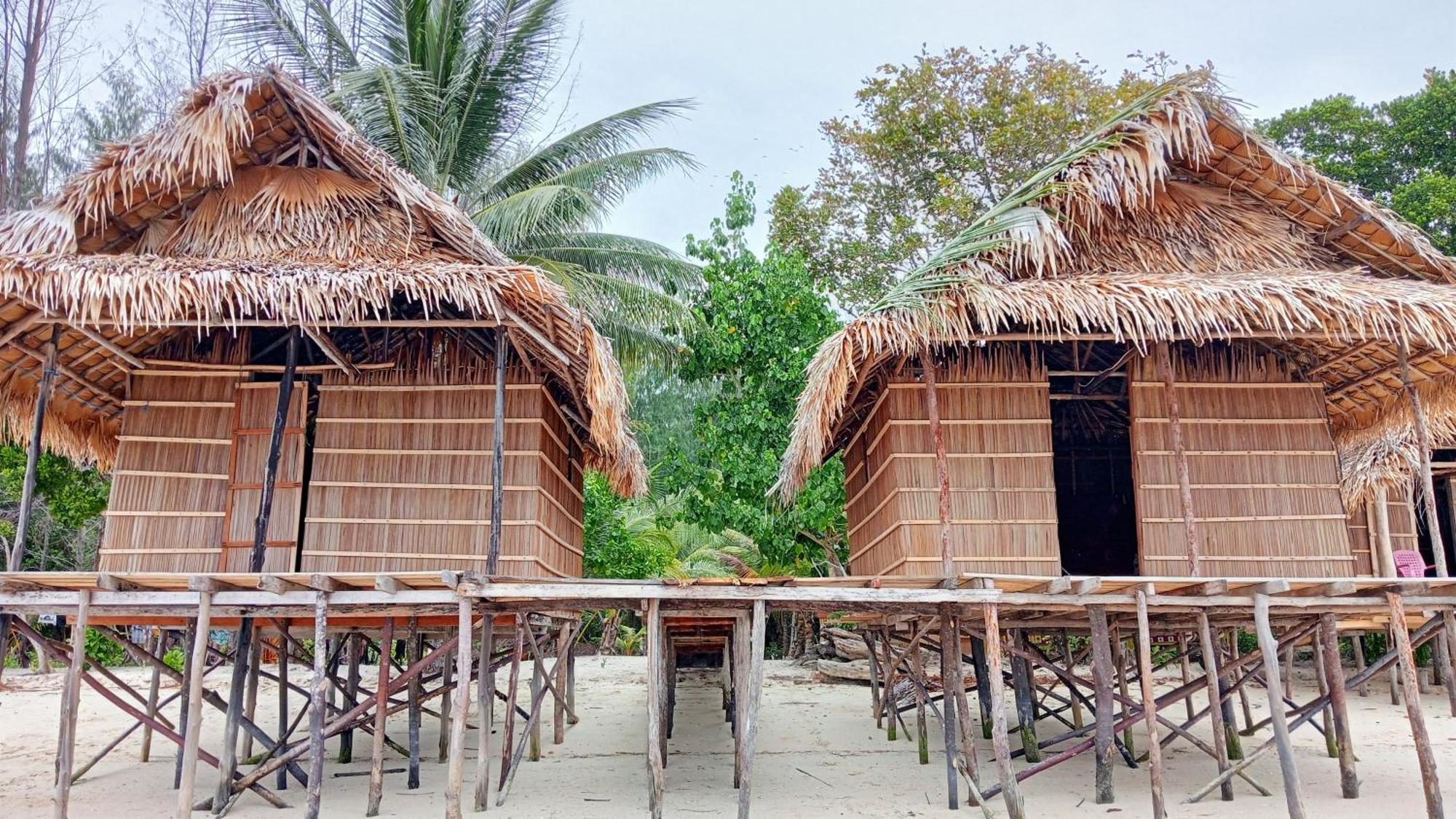Coco Huts Guest House Waisai Экстерьер фото