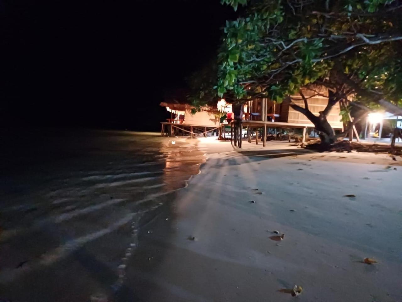 Coco Huts Guest House Waisai Экстерьер фото